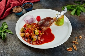 Баранья рулька с овощами