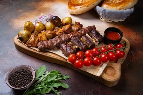 Мини Ассорти (Телятина, Кебаб куриный, картофель на мангале, шаш. наполеон)